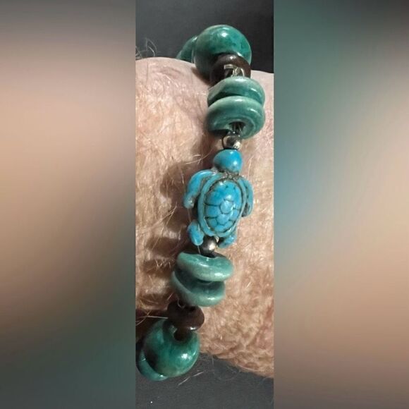 Vintage Turtle Bead Stretch Bracelet Unisex Hand Carved Howlite and Wood Bead - Picture 5 of 5
